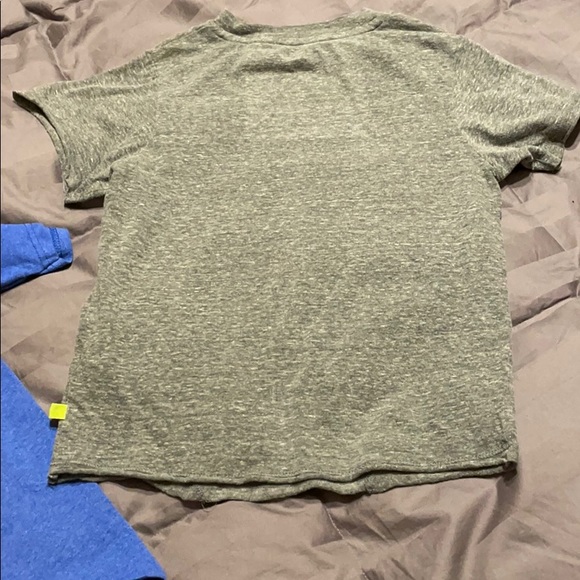 Lot of 2 Graphic Tees - Picture 4 of 8